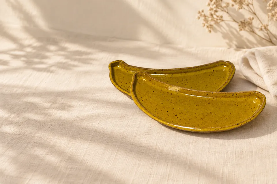 Uma mesa cheia de cor.